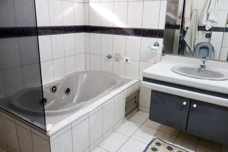 Casa à venda com 151m², 4 quartos e 3 vagas Casa à venda com 151m², 4 quartos e 3 vagasBanheiro da Suíte 2