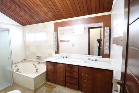 Casa para alugar com 450m², 4 quartos e 10 vagasBanheiro Suíte 2