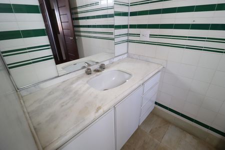 Casa para alugar com 450m², 4 quartos e 10 vagasBanheiro Social