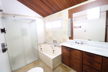 Casa para alugar com 450m², 4 quartos e 10 vagasBanheiro Suíte 2