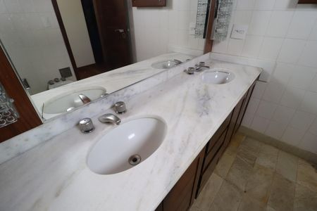 Casa para alugar com 450m², 4 quartos e 10 vagasBanheiro Suíte 2