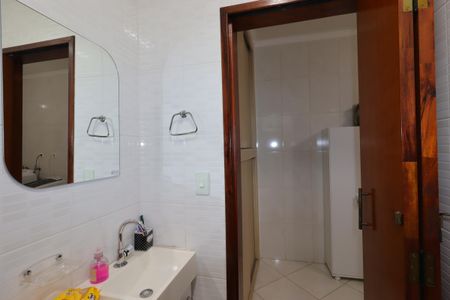 Casa à venda com 199m², 3 quartos e 2 vagasBanheiro 