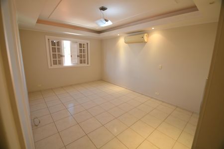 Casa à venda com 270m², 3 quartos e 3 vagasSuíte