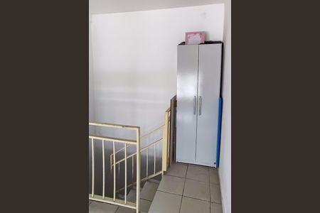 Casa de condomínio à venda com 110m², 3 quartos e 1 vagaEscada