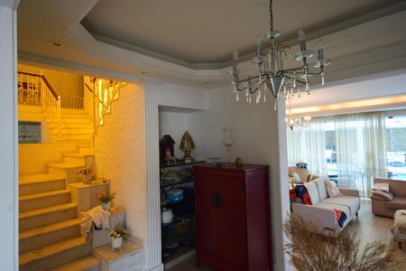 Casa de condomínio para alugar com 750m², 4 quartos e 4 vagasEscada