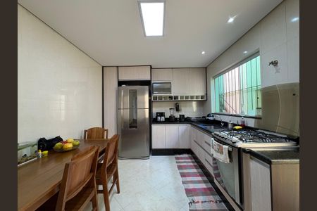 Casa à venda com 154m², 4 quartos e 2 vagas Casa à venda com 154m², 4 quartos e 2 vagasCozinha