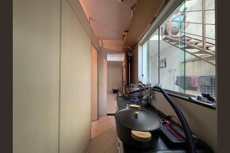 Casa à venda com 154m², 4 quartos e 2 vagas Casa à venda com 154m², 4 quartos e 2 vagasCozinha da edícula