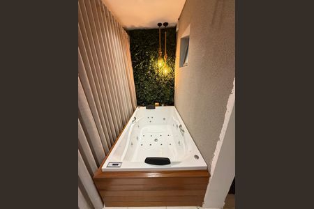 Banheira Quarto 1 de apartamento para alugar com 2 quartos, 110m² em Cambuí, Campinas