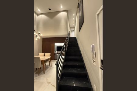 Escada de apartamento para alugar com 2 quartos, 110m² em Cambuí, Campinas