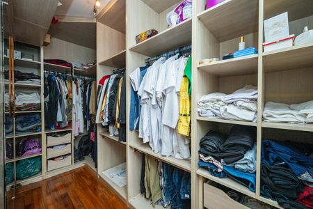 Casa à venda com 250m², 4 quartos e 2 vagas Casa à venda com 250m², 4 quartos e 2 vagasSuíte