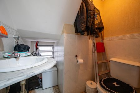 Casa à venda com 250m², 4 quartos e 2 vagas Casa à venda com 250m², 4 quartos e 2 vagasLavabo