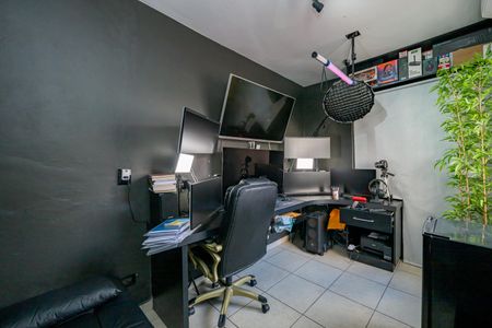 Casa à venda com 250m², 4 quartos e 2 vagas Casa à venda com 250m², 4 quartos e 2 vagasEscritório