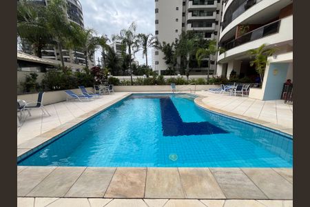 Apartamento à venda com 130m², 4 quartos e 2 vagas Apartamento à venda com 130m², 4 quartos e 2 vagasÁrea comum - Piscina