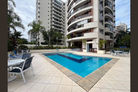 Apartamento à venda com 130m², 4 quartos e 2 vagas Apartamento à venda com 130m², 4 quartos e 2 vagasÁrea comum - Piscina