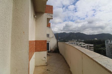 Apartamento à venda com 130m², 4 quartos e 2 vagas Apartamento à venda com 130m², 4 quartos e 2 vagasVaranda