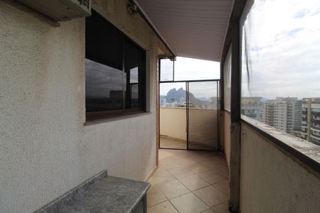 Apartamento à venda com 130m², 4 quartos e 2 vagas Apartamento à venda com 130m², 4 quartos e 2 vagasVaranda