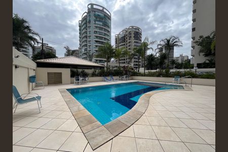 Apartamento à venda com 130m², 4 quartos e 2 vagas Apartamento à venda com 130m², 4 quartos e 2 vagasÁrea comum - Piscina