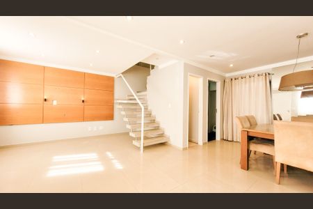 Sala de casa de condomínio à venda com 3 quartos, 80m² em Vila Nogueira, Campinas