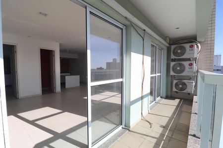 Apartamento à venda com 107m², 2 quartos e 3 vagasVaranda