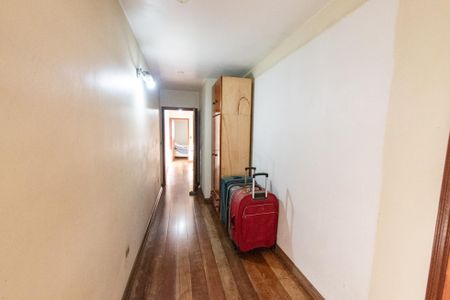 Casa à venda com 250m², 4 quartos e 4 vagasCorredor