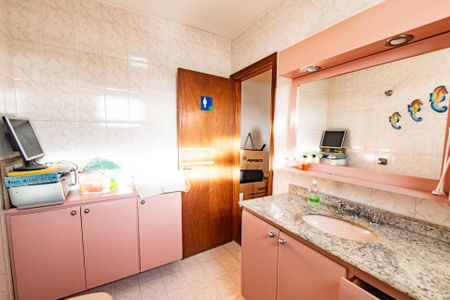 Casa à venda com 250m², 4 quartos e 4 vagasBanheiro da suíte 2