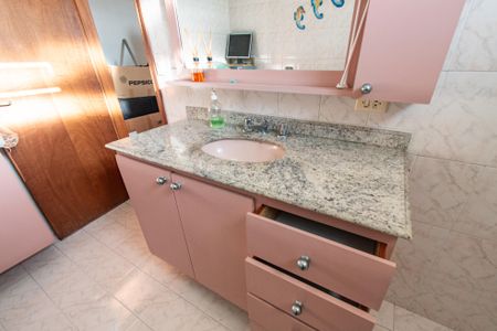 Casa à venda com 250m², 4 quartos e 4 vagasBanheiro da suíte 2