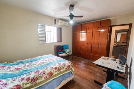 Casa à venda com 250m², 4 quartos e 4 vagasSuíte 1