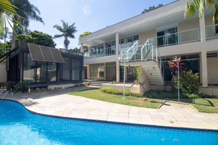 Casa à venda com 696m², 3 quartos e 6 vagasÁrea comum - Piscina