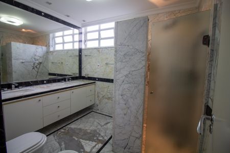 Casa à venda com 696m², 3 quartos e 6 vagasBanheiro da Suíte 2