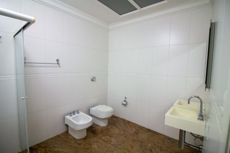 Casa à venda com 696m², 3 quartos e 6 vagasBanheiro da Suíte 1