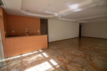Casa à venda com 696m², 3 quartos e 6 vagasÁrea comum - Salão de festas