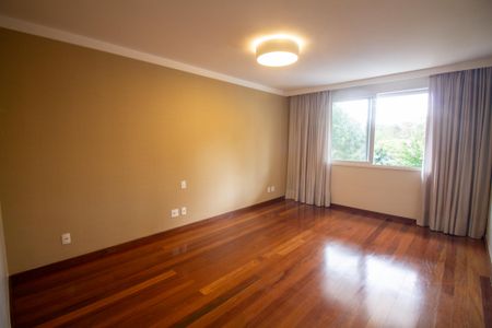 Casa à venda com 696m², 3 quartos e 6 vagasSuíte 2