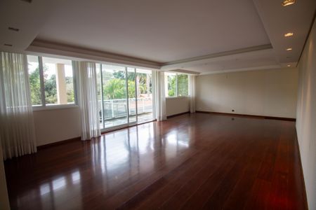 Casa à venda com 696m², 3 quartos e 6 vagasSala