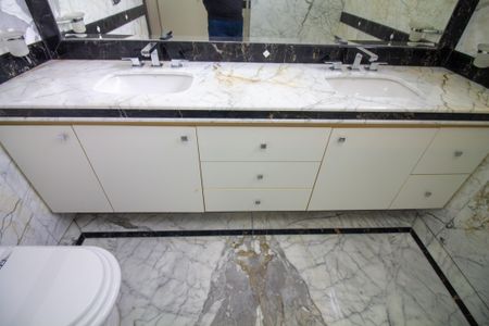 Casa à venda com 696m², 3 quartos e 6 vagasBanheiro da Suíte 2