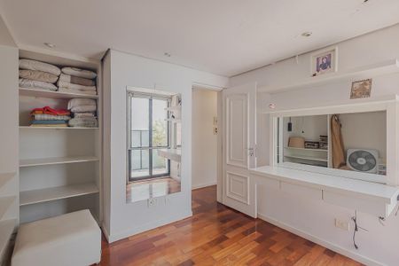 Casa à venda com 700m², 5 quartos e 6 vagasCloset da suíte 2