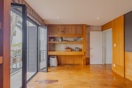 Casa à venda com 700m², 5 quartos e 6 vagasSuíte 4