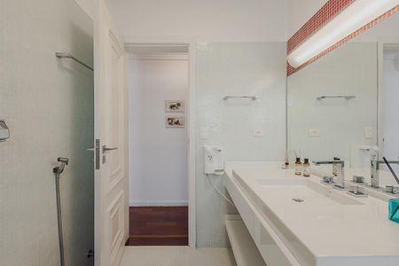 Casa à venda com 700m², 5 quartos e 6 vagasBanheiro da Suíte 2