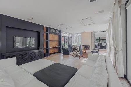 Casa à venda com 700m², 5 quartos e 6 vagasSala de TV