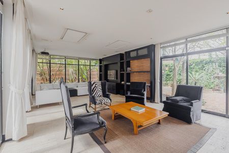 Casa à venda com 700m², 5 quartos e 6 vagasSala de TV