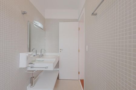 Casa à venda com 700m², 5 quartos e 6 vagasBanheiro da Suíte 1