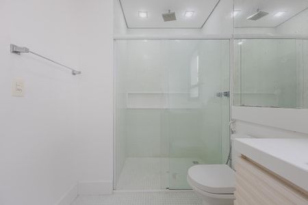 Casa à venda com 700m², 5 quartos e 6 vagasBanheiro da Suíte 4