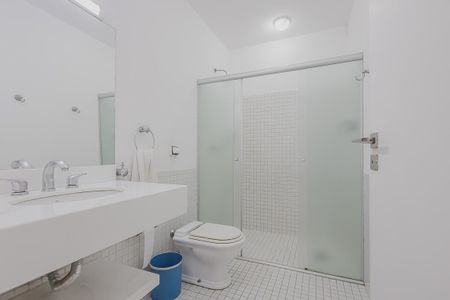 Casa à venda com 700m², 5 quartos e 6 vagasBanheiro da Suíte 4