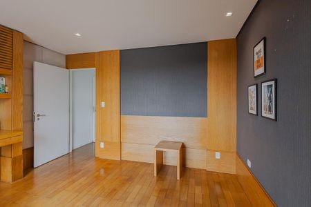 Casa à venda com 700m², 5 quartos e 6 vagasSuíte 4