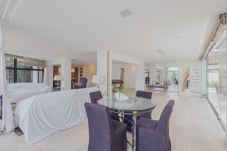 Casa à venda com 700m², 5 quartos e 6 vagasSala