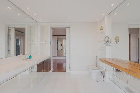 Casa à venda com 700m², 5 quartos e 6 vagasBanheiro da Suíte 3