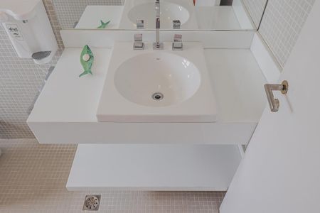 Casa à venda com 700m², 5 quartos e 6 vagasBanheiro da Suíte 1