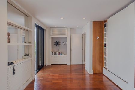 Casa à venda com 700m², 5 quartos e 6 vagasCloset da suíte 3