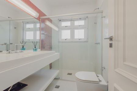 Casa à venda com 700m², 5 quartos e 6 vagasBanheiro da Suíte 2