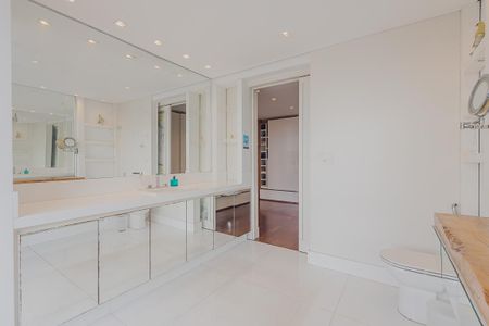 Casa à venda com 700m², 5 quartos e 6 vagasBanheiro da Suíte 3