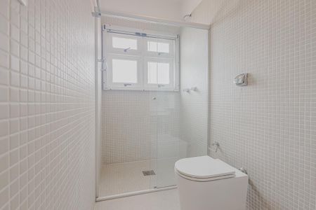 Casa à venda com 700m², 5 quartos e 6 vagasBanheiro da Suíte 1